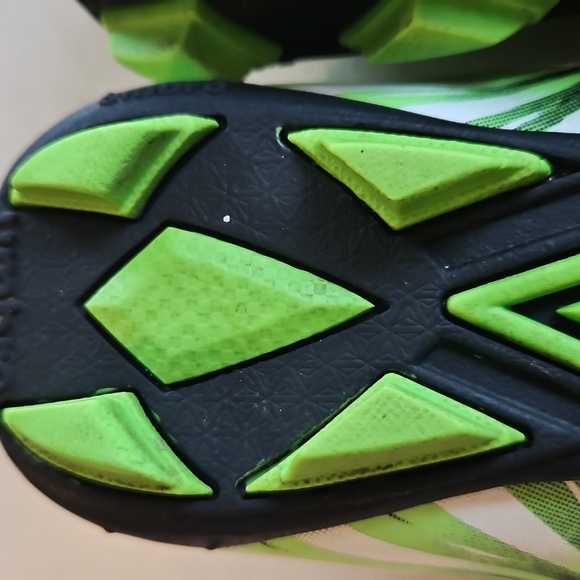 Umbro Green Youth Soccer Cleats - Picture 11 of 14